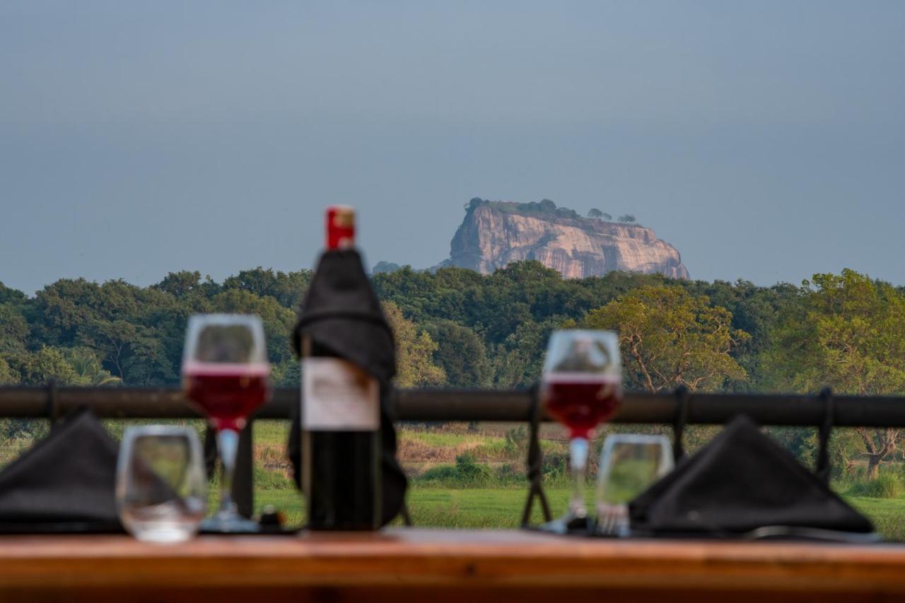 Hotel Ceylon Breeze Sigiriya Esterno foto